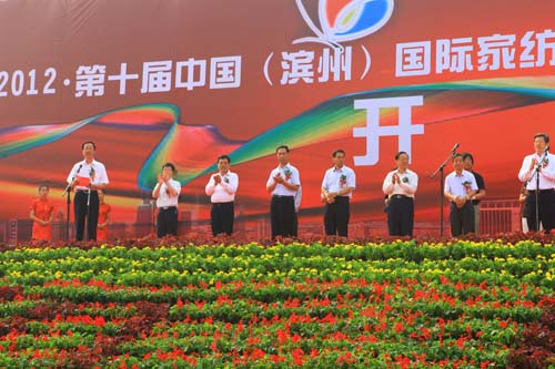 1、2012年9月10日,第十屆中國(濱州)國際家紡文化節暨第三屆中國國際服飾文化博覽會在濱州國際會展中心隆重開幕。.j