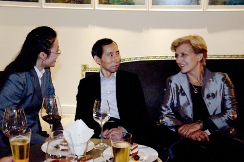 3、龍宇翔執行主席與德國外交部研究與學術關系政策司司長安娜·普潤茲女士友好交流。.jpg