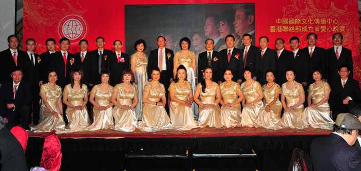 8、出席成立大會的各位領導與演職人員合影.jpg