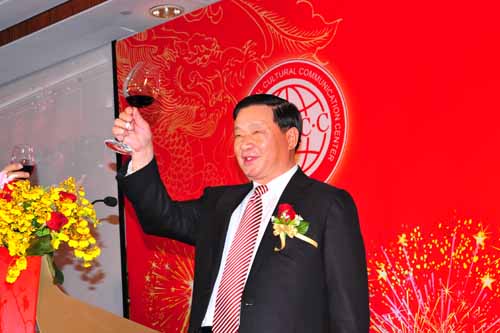 2、中國國際文化傳播中心第一副主席唐天標宣讀關于成立香港聯絡部的決定和關于香港聯絡部特派員的任職決定.jpg