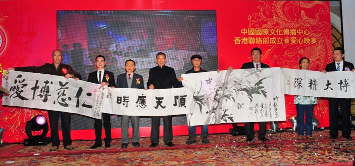 7、著名書畫藝術家丁觀家、張雪明、常伍亮、王洪亮、高斌、愛新覺羅·恒炎、王藝、林 銘恩等向香港聯絡部贈送書畫作品.jpg