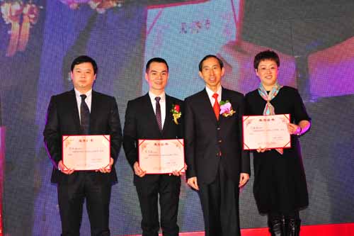 6、大會向愛心人士香港福建石獅旅港同鄉會副會長蔡榮展先生、深圳深勘房地產開發公司董事長邱遠明先生、深圳琉璃時光董事長劉湘