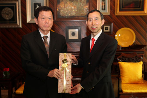 4、龍宇翔執行主席向來訪的泰國國王科技大學校長Teravuti Boonyasopon贈送紀念品。.jpg