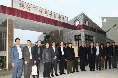 慰問團的領導和愛心人士在敬老院前合影留念。.jpg