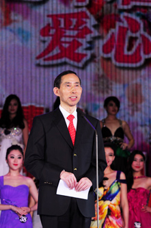 1、中國國際文化傳播中心執行主席龍宇翔在2012年中國小姐大賽總決賽上致辭。.jpg