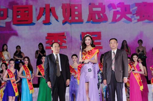 3、中國國際文化傳播中心秘書長戴述高和澳門中聯辦文化教育部部長劉曉航為獲獎選手頒獎。.jpg
