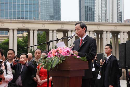 3、龍宇翔執行主席受司馬義·鐵力瓦爾地主席委托在開幕式上講話.jpg