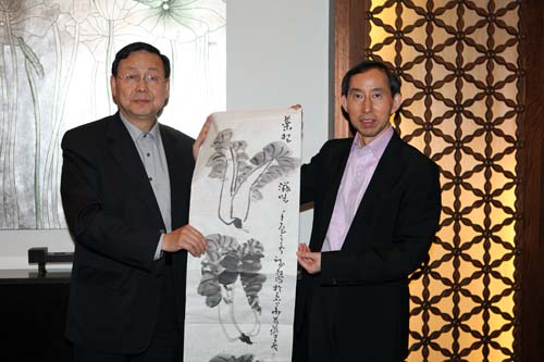 18. 代表團向中國駐韓國大使張鑫森贈送書畫作品.jpg