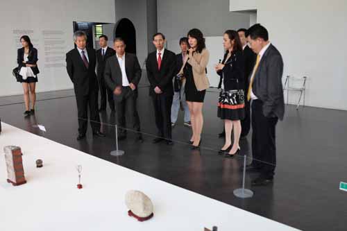 27、代表團在韓方人士陪同下參觀京畿道當代藝術博物館.jpg
