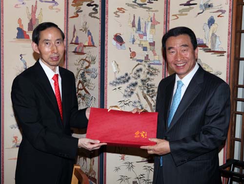 5、龍宇翔會見韓國民主黨國會院內代表李康來,圖為龍宇翔向李康來贈送紀念品。.jpg