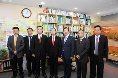 12、5月9日下午,代表團與首爾市市長樸元淳在市長辦公室舉行會談,會談結束后合影留念。.jpg