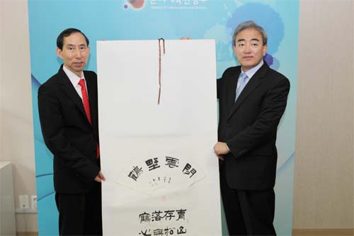 7、會談結束后,龍宇翔向劉震龍部長贈送書法作品。.jpg