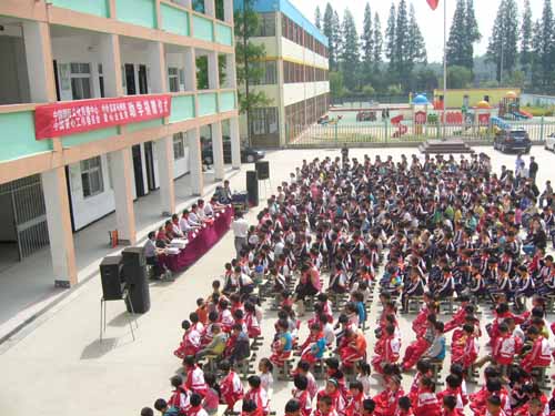 3、邳州市相關領導和王杰小學全體師生參加捐款儀式。.jpg