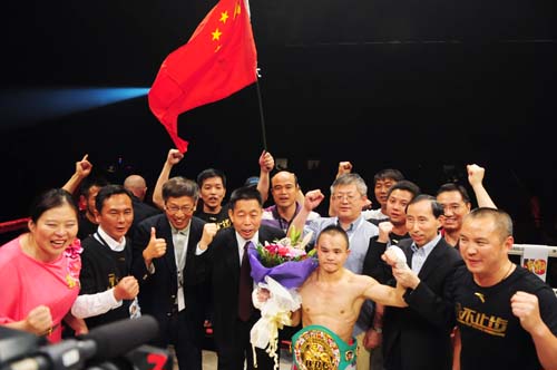 1 中國國際文化傳播中心執行主席龍宇翔為“小巨人”熊朝忠頒獎---龍人攝.jpg