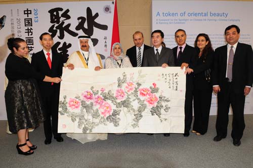 2、開幕式上,中國國際文化傳播中心執行主席龍宇翔向巴林王國國王慰問謝赫伊卜拉欣贈送書畫作品。.jpg