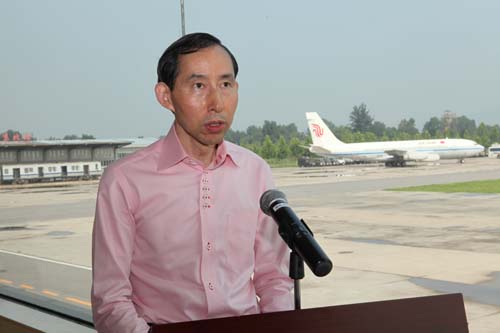 3、龍宇翔執行主席代表中國國際文化傳播中心和中國書畫藝術委員會向武警特警學院的官兵致以節日的祝賀。.jpg