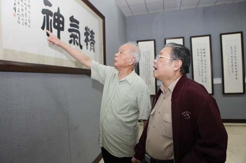 7.邵華澤世界風情攝影展于8月22日在軍事博物館正式展出,吸引了眾多觀眾。_9369.jpg