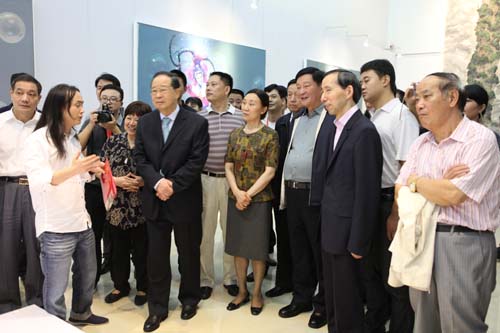 2、2013年9月12日,“舒勇和他的社會”作品展在湖南舉行,第十屆全國政協副主席張懷西、中國國際文化傳播中心唐天標等領