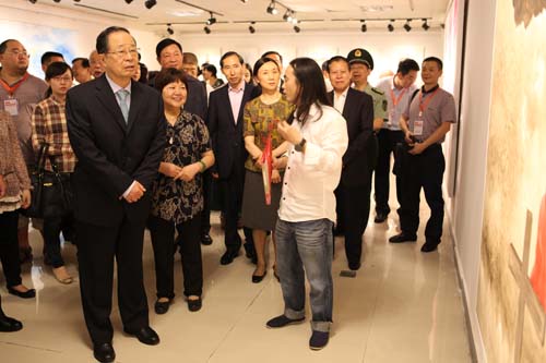 1、2013年9月12日,“舒勇和他的社會”作品展在湖南舉行,第十屆全國政協副主席張懷西、中國國際文化傳播中心唐天標等領