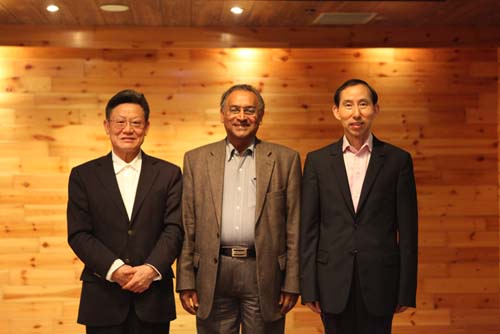 中國國際文化傳播中心副主席沙祖康(左)、執(zhí)行主席龍宇翔(右)在北京會(huì)見了來華訪問的聯(lián)合國副秘書長賈揚(yáng)塔•達(dá)納