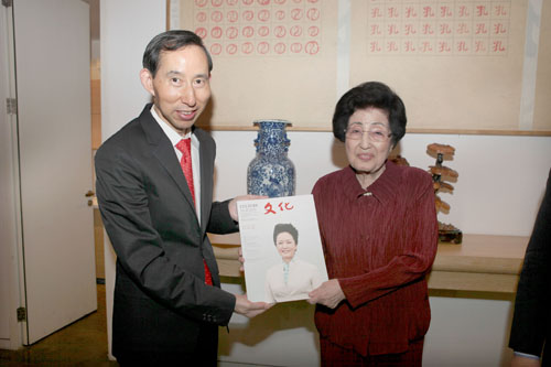 3、中國國際文化傳播中心執行主席龍宇翔向韓國金大中夫人李姬鎬《文化》雜志。.jpg