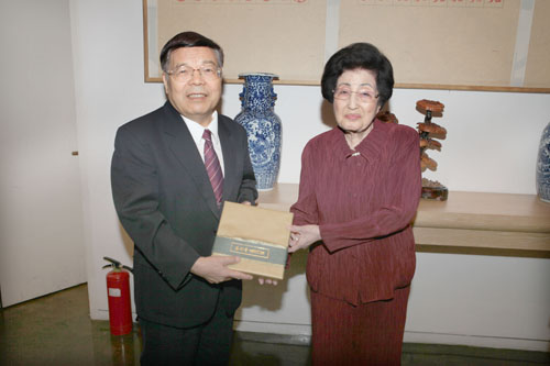 2、韓國金大中夫人李姬鎬向中國國際文化傳播中心副主席張黎贈送紀念品。.jpg