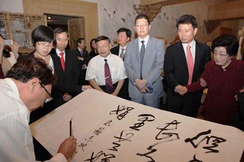 4、書法家現場為到訪的韓國客人揮毫潑墨。.jpg