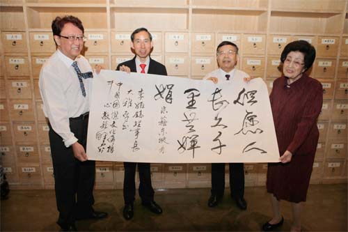 5、中國國際文化傳播中心副主席張黎、執行主席龍宇翔向韓國金大中夫人李姬鎬贈送書法作品。.jpg