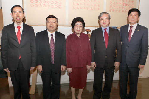 6、會談結束后,中心領導和來訪貴賓合影留念。.jpg