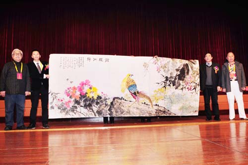 6、中國書畫藝術委員會藝術家向東南聯絡部贈送書畫作品.jpg