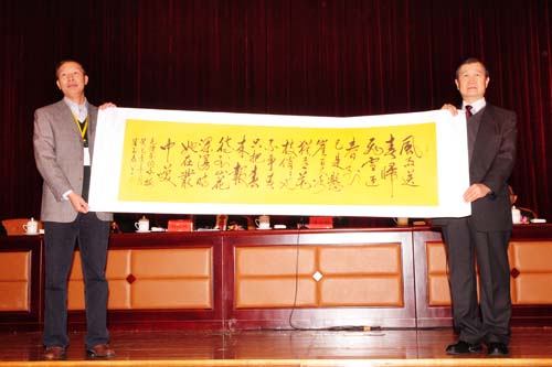 6、中國將軍書畫院向東南聯絡部贈送書畫作品。.jpg