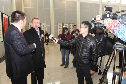 12、戴高樂將軍侄孫孫海謐·戴高樂接受新聞媒體采訪。(攝影:遠帆).jpg