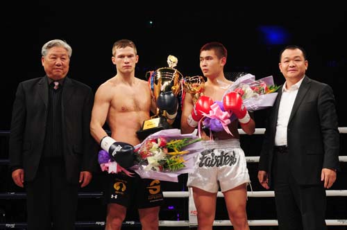 3、中國國際文化傳播中心副主席雷鳴球為獲獎選手頒獎。.jpg