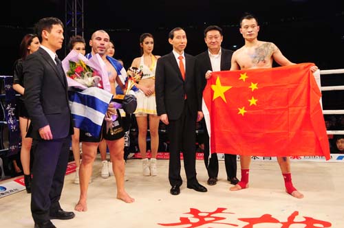9、獲勝選手手持國旗向全場觀眾致謝。.jpg
