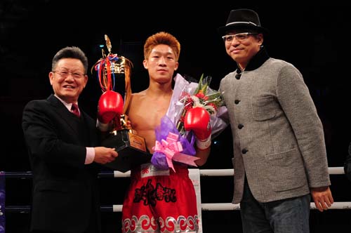 6、中國國際文化傳播中心副主席沙祖康為獲獎選手頒獎。.jpg