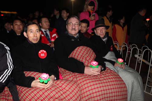 2、中國愛心工作委員會主席龍宇翔,以及法國瓦勒德瓦茲省副省長喬治•柳耐爾、戴高樂將軍侄孫海謐•戴
