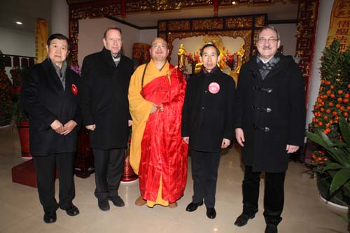 5、出席祈福盛典的嘉賓與洗心禪寺悟圣法師合影留念。(攝影:遠帆).jpg