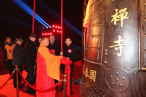 3、中國愛心工作委員會主席龍宇翔,以及法國瓦勒德瓦茲省副省長喬治•柳耐爾、戴高樂將軍侄孫海謐•戴