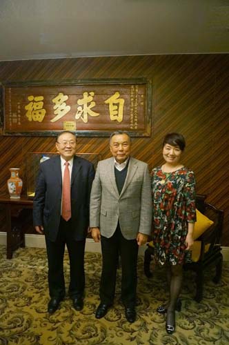2、會見結束后,胡彥林副主席與來訪嘉賓合影留念。(攝影:周楠).JPG