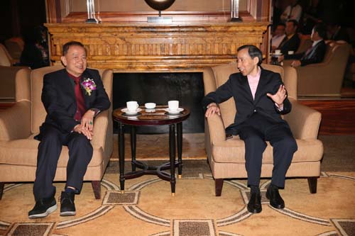 2、龍宇翔執行主席和王志民會長親切交談。.jpg
