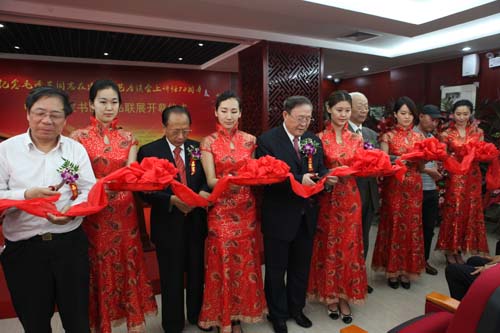 1、中國國際文化傳播中心副主席胡彥林、喻林祥等領導在開幕式上剪彩.jpg