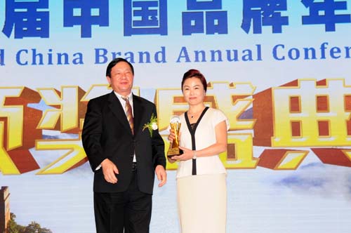 7,唐天標副主席為“中國自主品牌建設十大功勛人物”玖零互生投資公司董事長林姝宏頒獎.jpg