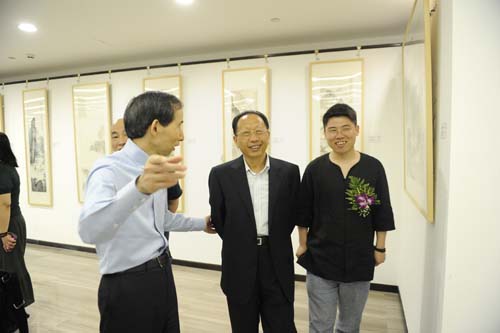 全國政協(xié)委員,中國國際文化傳播中心黨組書記、執(zhí)行主席龍宇翔(左一),十七屆中共中央委員、全國政協(xié)常委、全國政協(xié)港澳臺僑委
