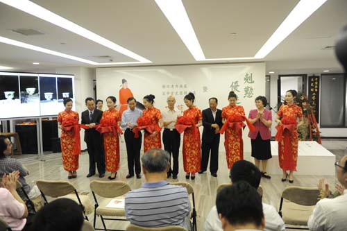 全國政協(xié)常委、全國政協(xié)港澳臺僑委員會副主任、中國國際文化傳播中心副主席喻林祥,全國政協(xié)委員、中國國際文化傳播中心黨組書記