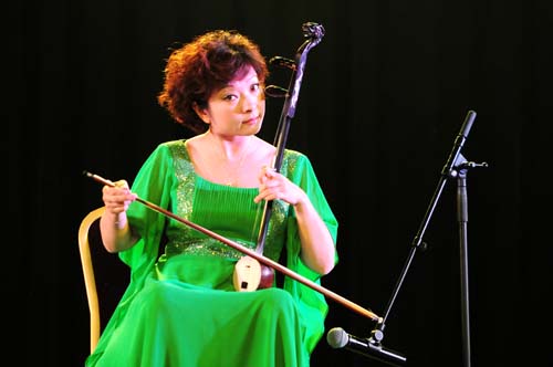 14、中國戲曲學院教授牛長虹表演板胡獨奏.jpg