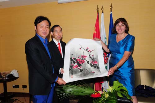 4、龍宇翔執行主席和畫家沉浮向羅伯斯副市長贈送畫作.jpg