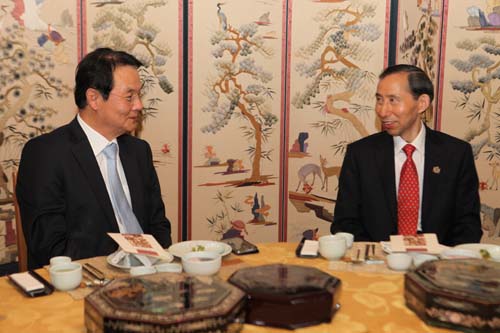 15 會(huì)議期間,龍宇翔與韓國(guó)民族和解合作泛國(guó)民協(xié)議會(huì)代表洪思德親切會(huì)談.jpg