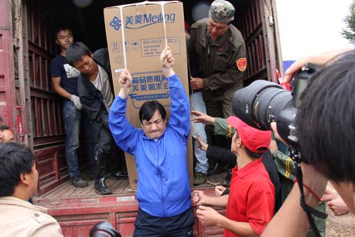 艾米爾在當地采購了群眾急需的生活用品,親自搬運到安置點。.jpg