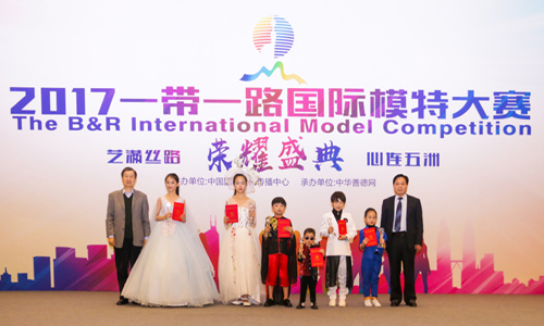 9 中國國際文化傳播中心藝術(shù)總監(jiān)盛和泰為兒童、少兒、少年亞軍頒獎.jpg