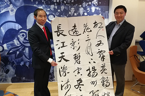 1 龍宇翔向使館贈(zèng)送趙達(dá)武創(chuàng)作的書法作品.jpg